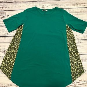 Zenana green leopard side - panel top